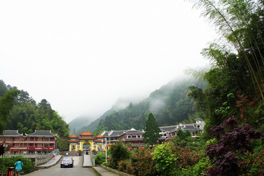 进梵净山山门