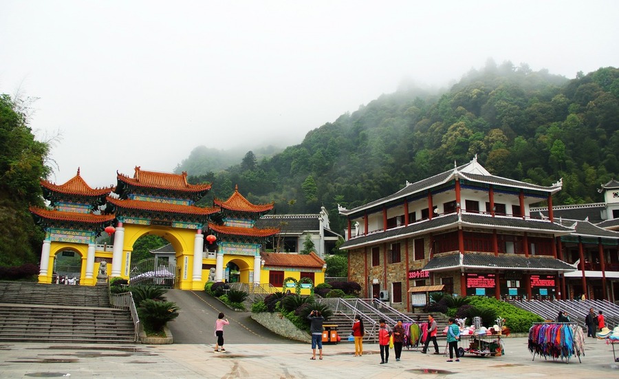 进梵净山山门