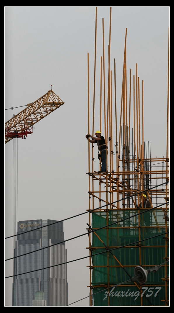 【《钢管舞者--记建筑工人高空作业》2016摄影