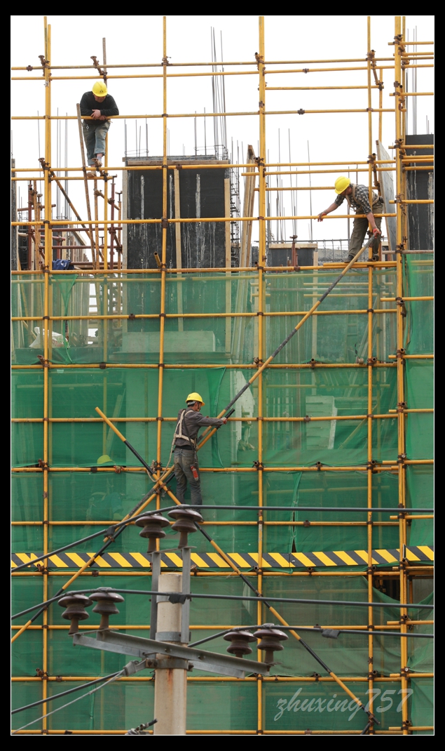 《钢管舞者--记建筑工人高空作业》2016