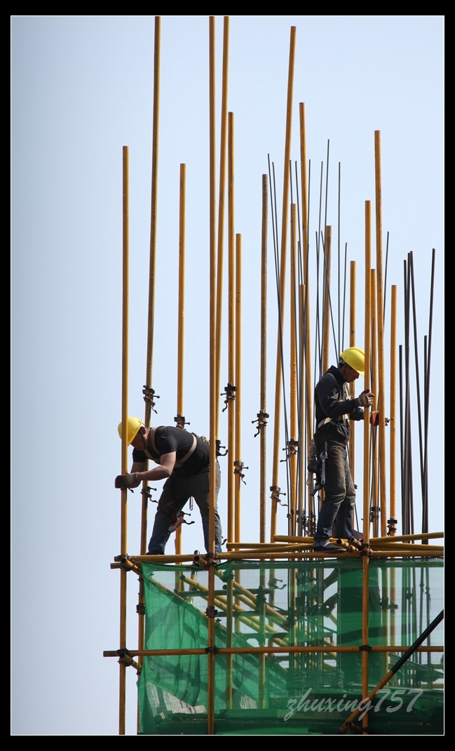 【《钢管舞者--记建筑工人高空作业》2016摄影