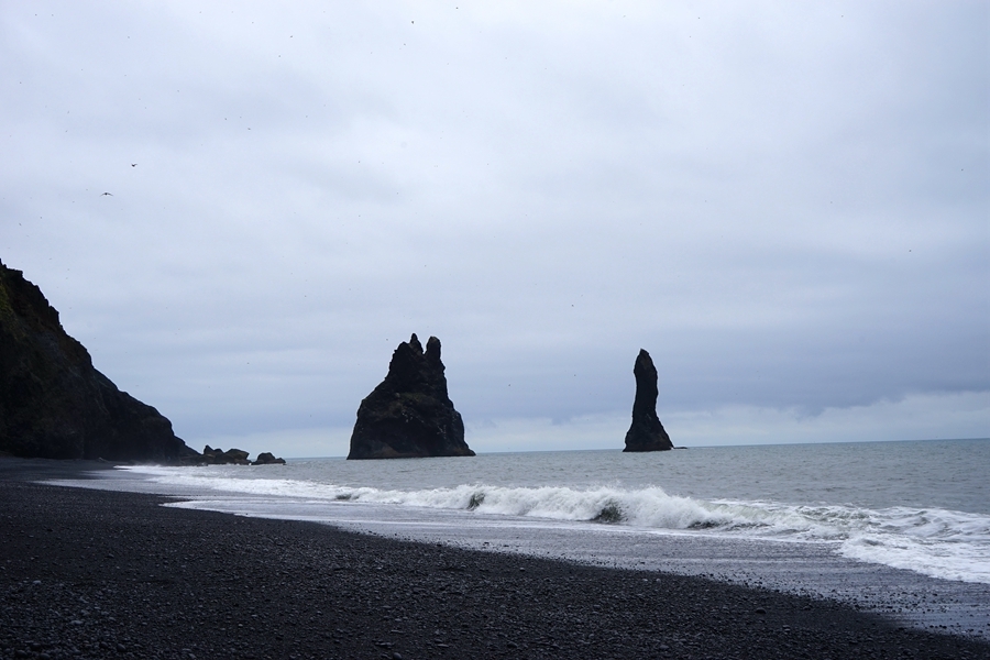冰岛黑沙滩海边的火山熔岩