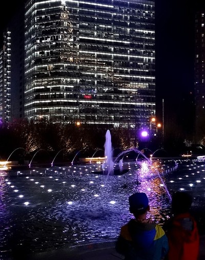 夜喷泉在北京的望京SOHO!