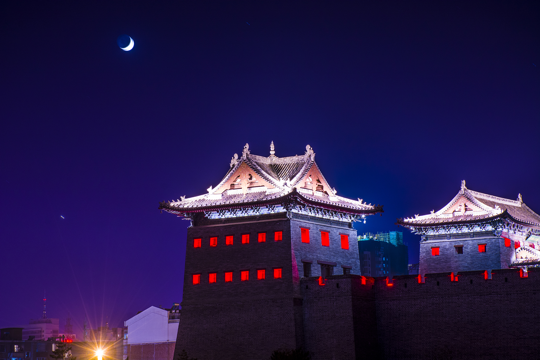 大同南城墙夜景(长曝光月亮有位移)