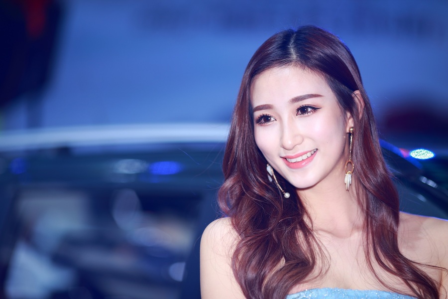 【只发极品美女!摄影图片】人像摄影美女吃恐龙图片