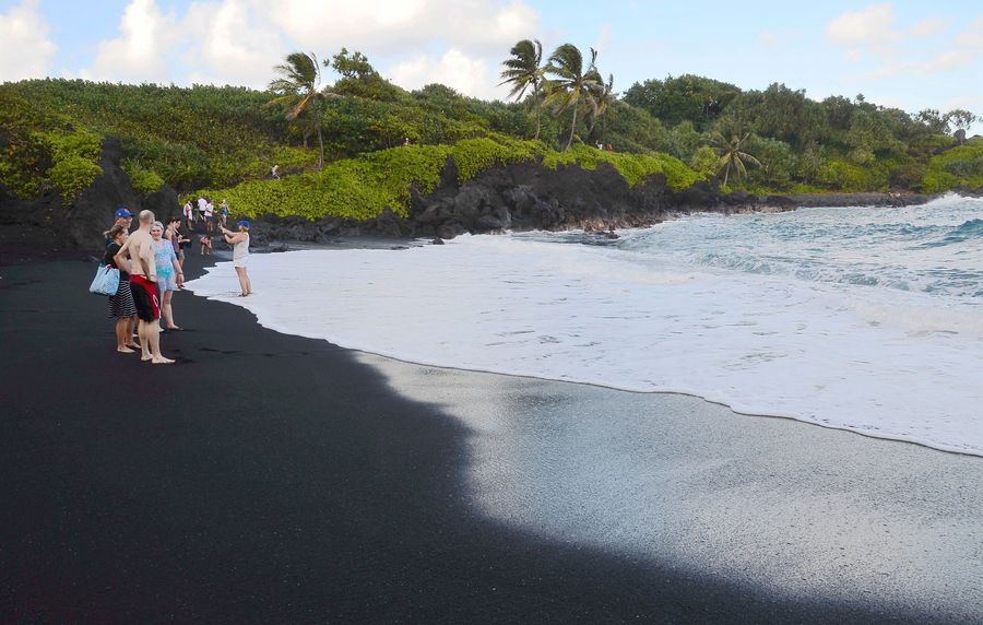 black sand beach 黑沙滩