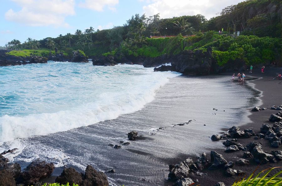 black sand beach 黑沙滩