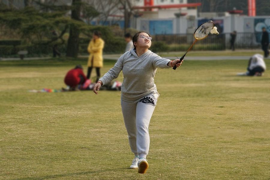 【打羽毛球的女孩摄影图片】人像摄影