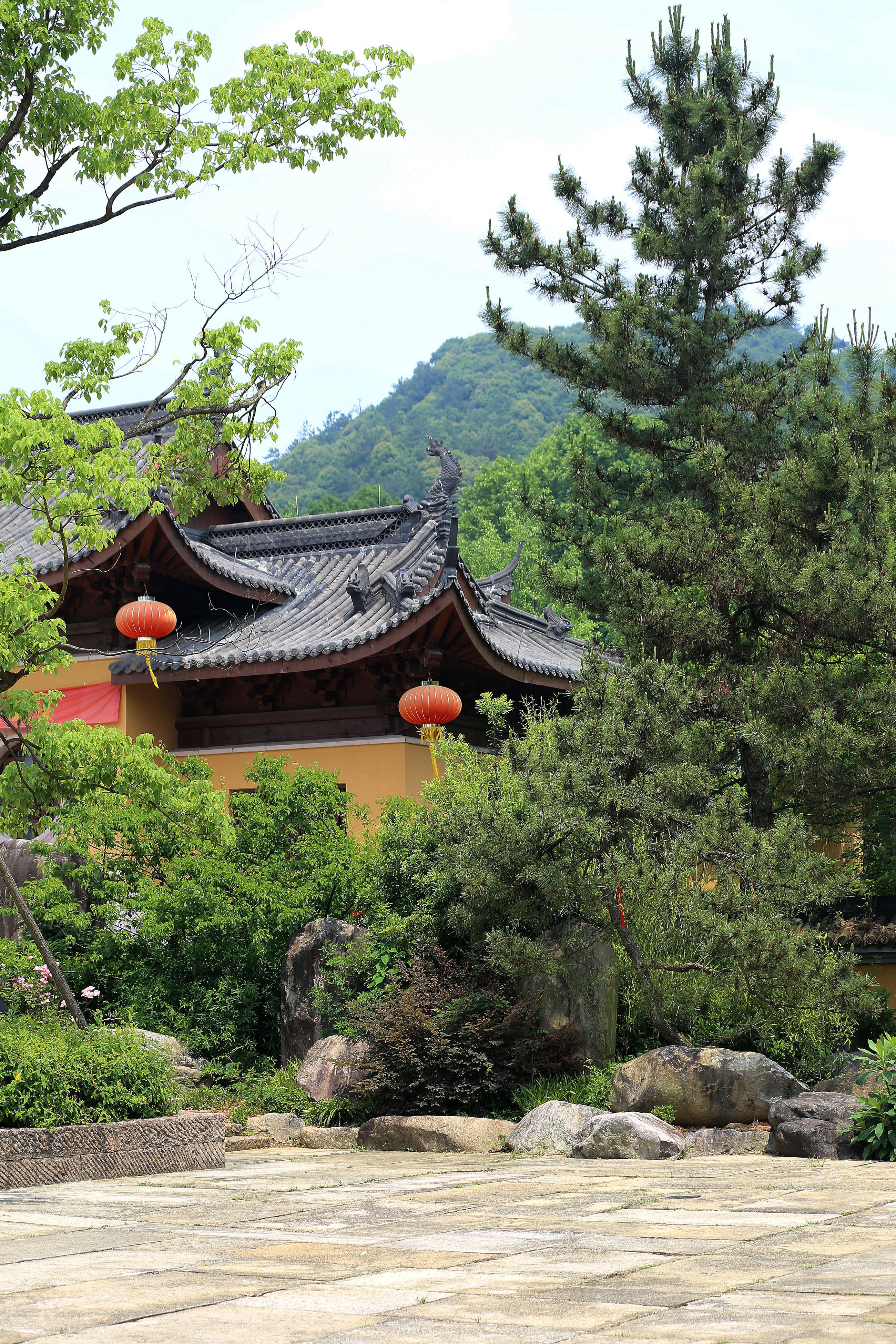 走进安吉灵峰山上灵峰寺