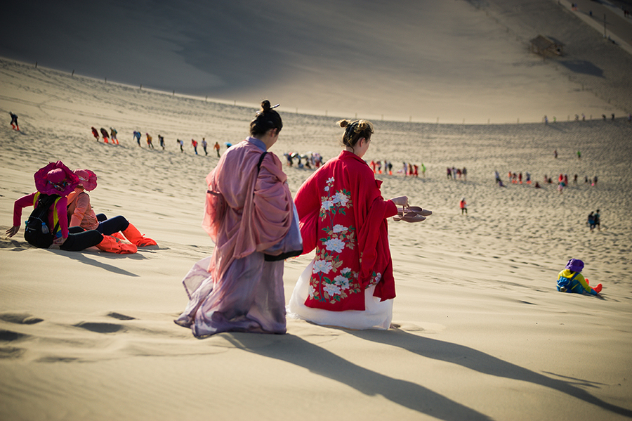 摄影师带着一堆美女重走丝绸之路,嘉峪关,祁连草原,鸣沙山,还有各种