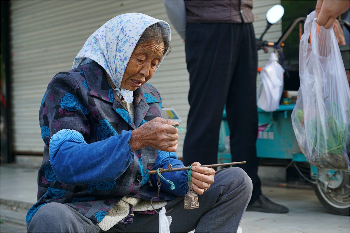 【小镇上淳朴的卖菜人摄影图片】江苏纪实摄影_追色