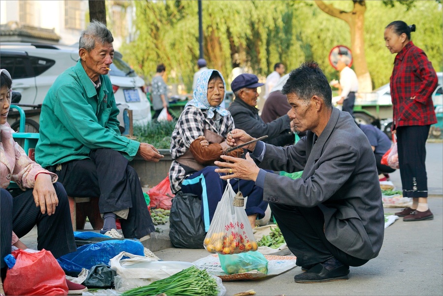 小镇上淳朴的卖菜人