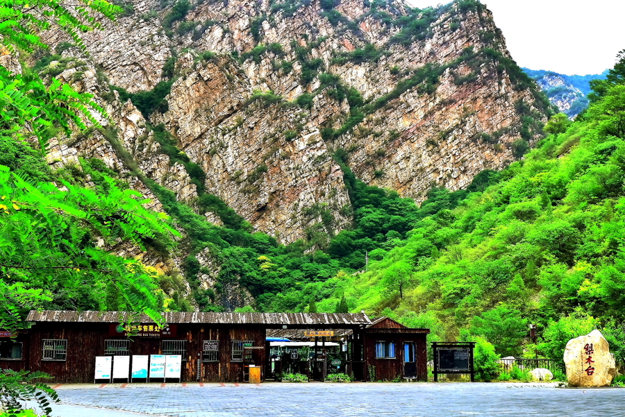 景区内峰林峡谷雄,险;森林景观秀,幽;潭,瀑溪水长流;藤萝攀援缠绕