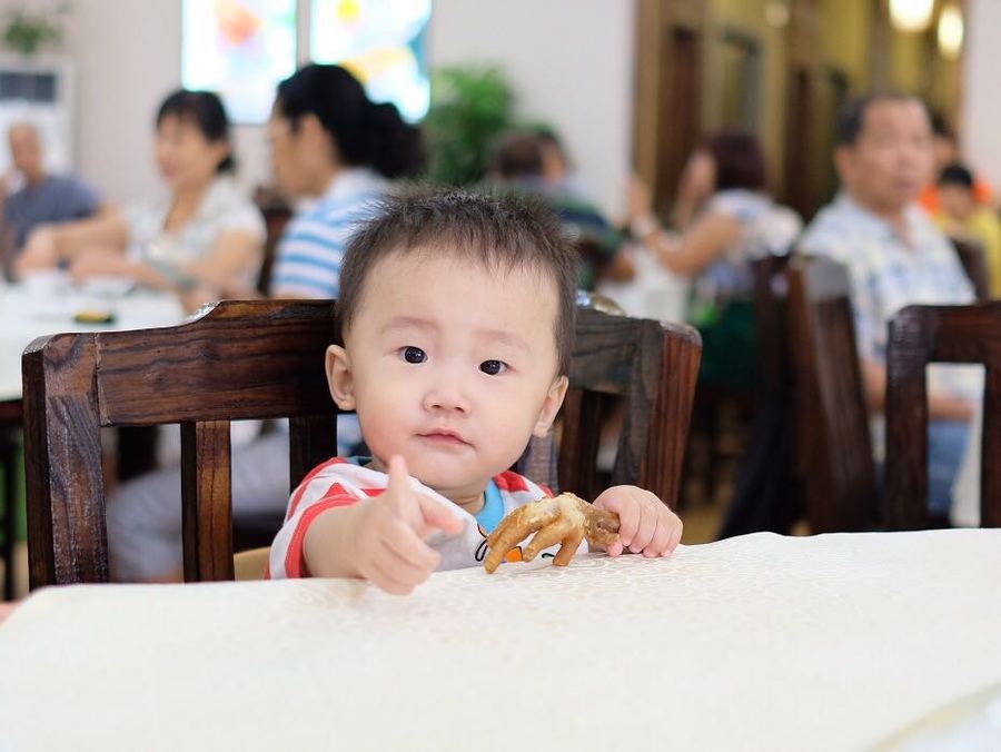 小屁孩啃鸡脚. (共 7 p)
