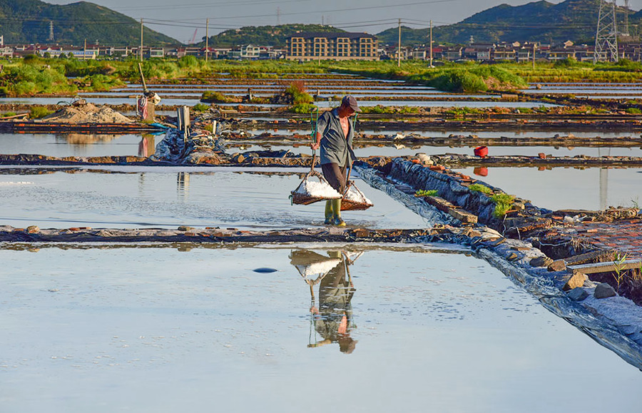 衢山岛之旅—海岛晒盐场,辛劳晒盐人