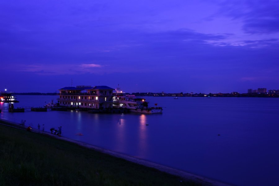 信步江畔观夜景 几分愁绪待凉风 (共 3 p)