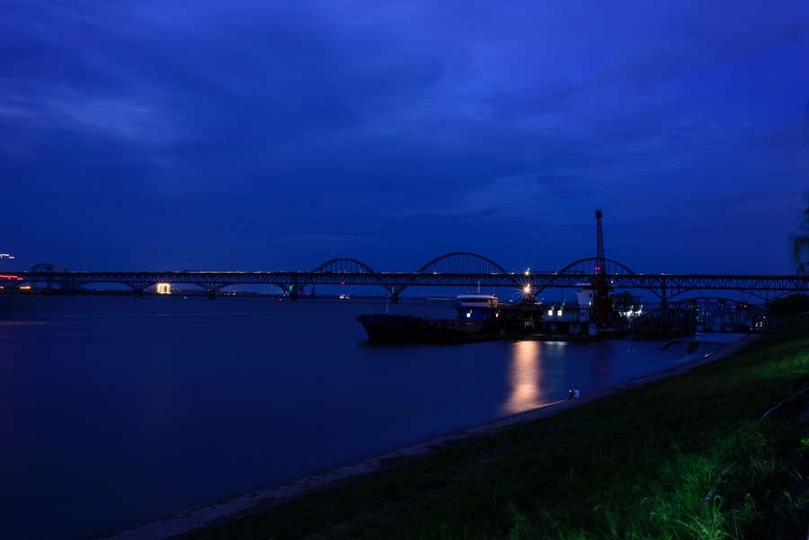 信步江畔观夜景 几分愁绪待凉风