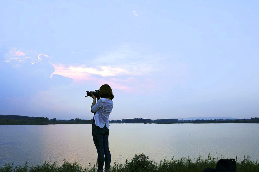 水库随拍美女摄影师