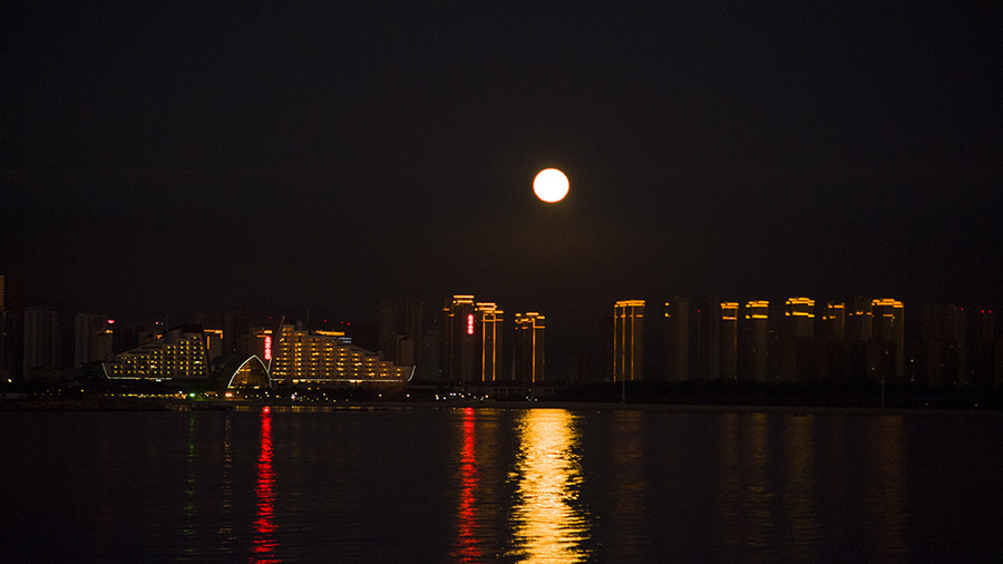 海上生明月乾坤日夜浮