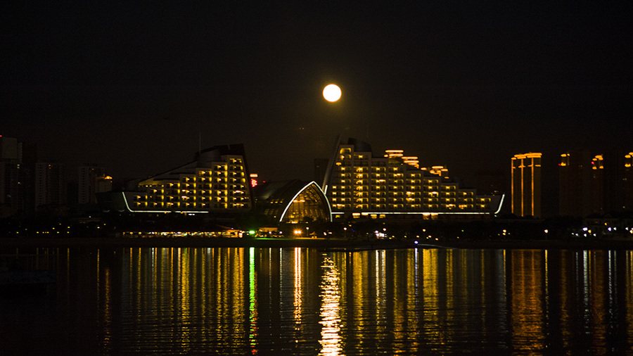 海上生明月乾坤日夜浮