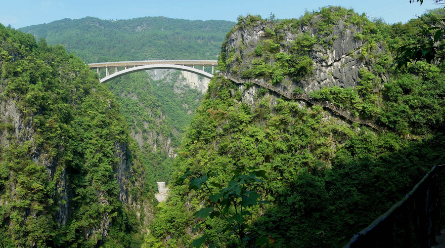 黔江芭拉胡城市大峡谷