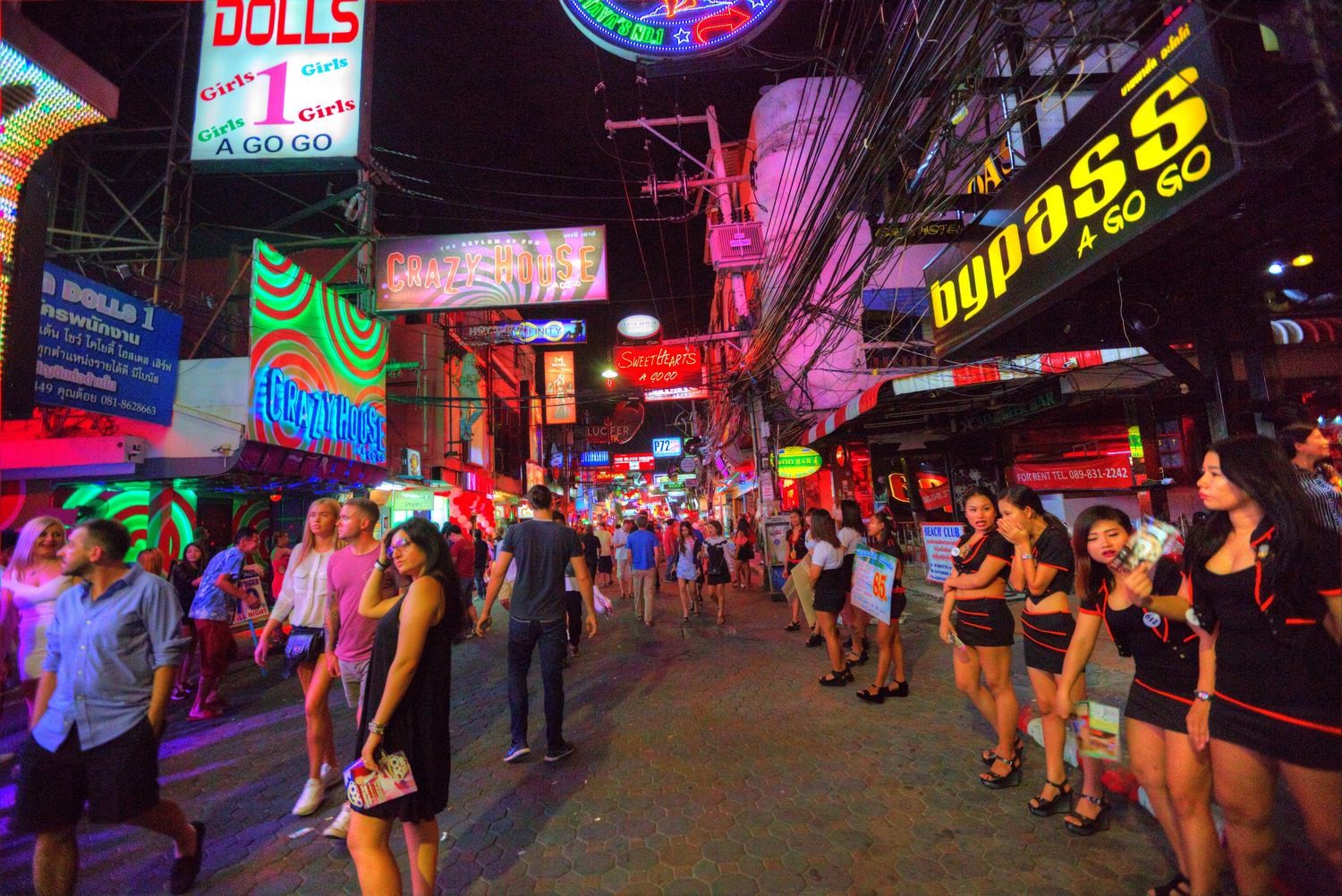 街沿二旁的拉客女(泰国芭提雅红灯区)