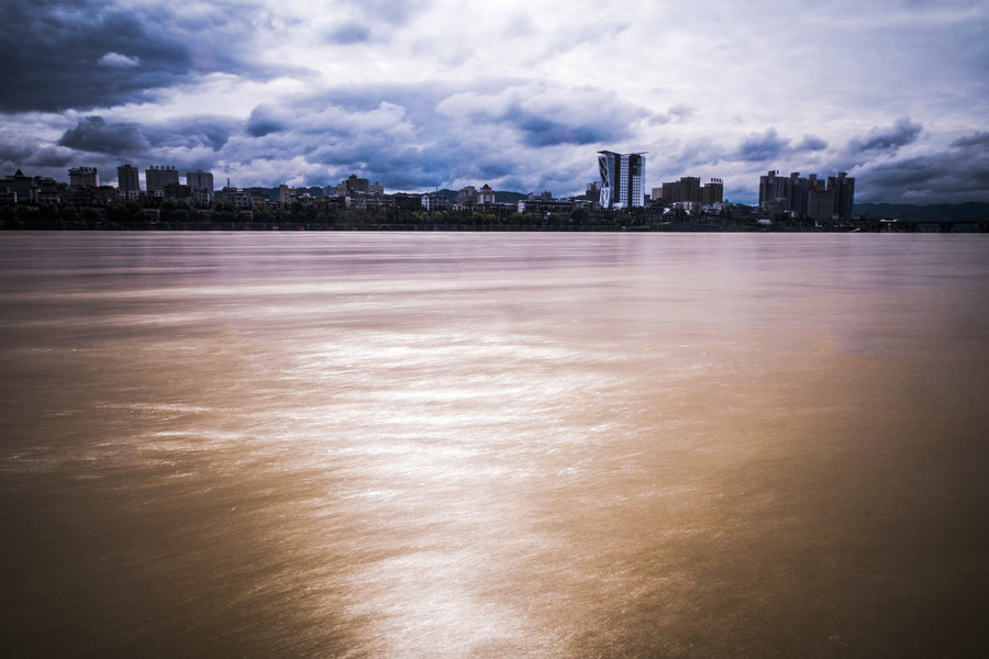 满江洪水静静流