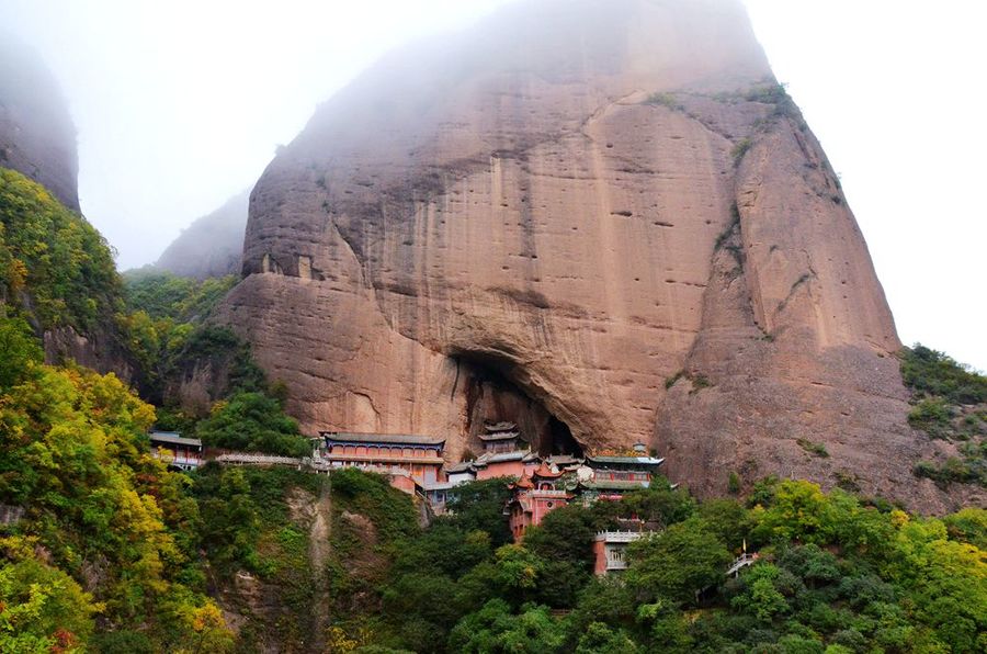 天水—水帘洞,洞内有四圣宫,观音寺,南殿,菩萨殿等多座建筑.