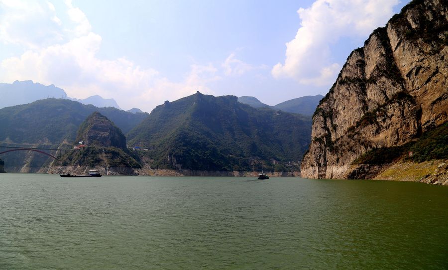 长江西陵峡两岸风光