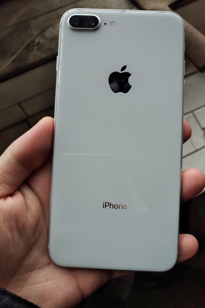 出一台在保国行全网通白色的iPhone 8p 64g 全
