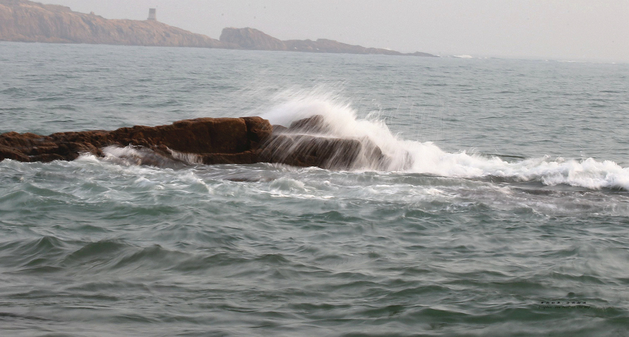 青岛映像:海滩细浪
