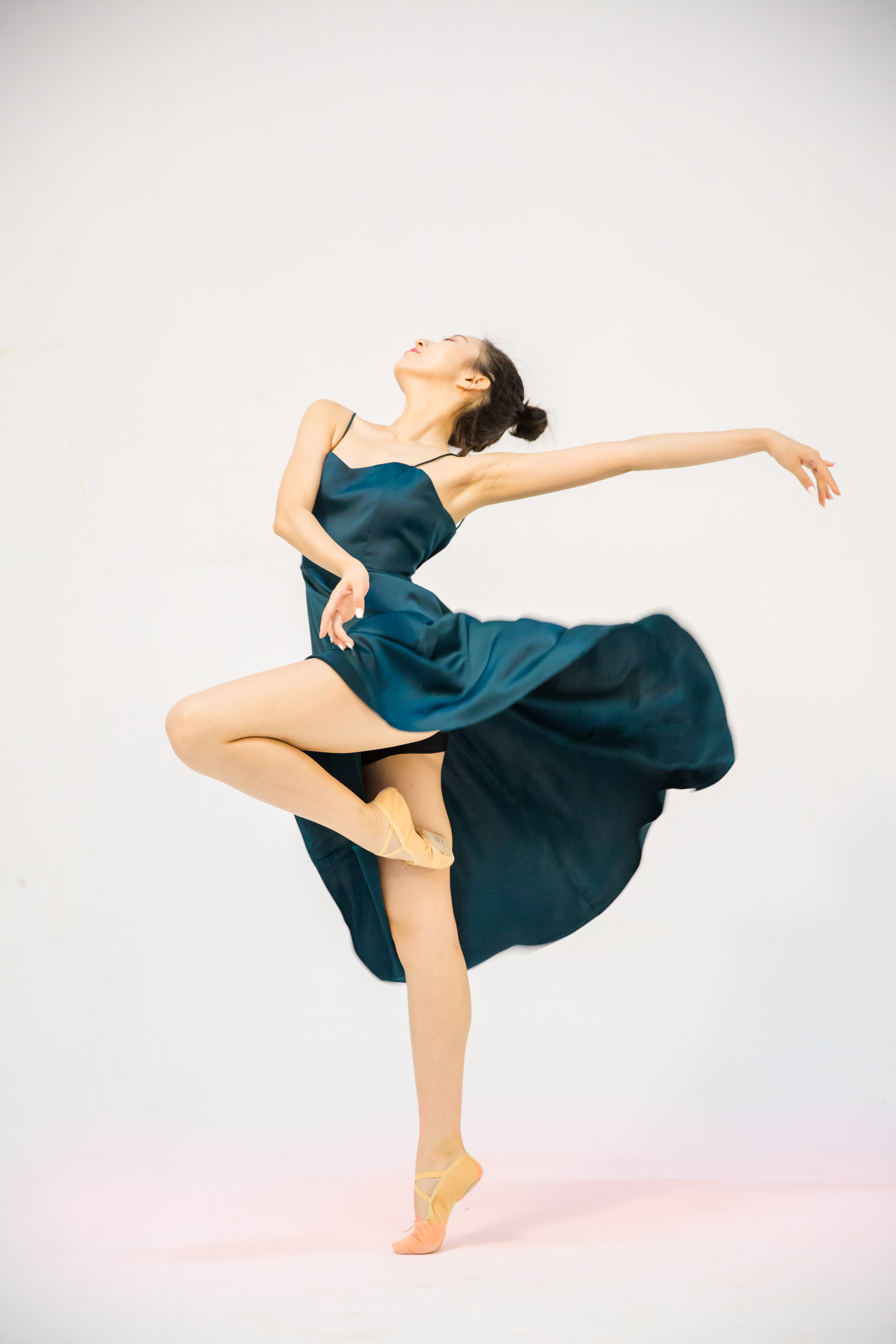 芭蕾舞蹈家气质美女背影图片_蛙客网viwik.com