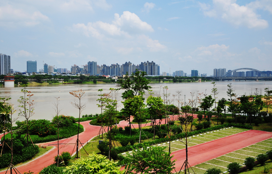 邕江中兴桥段两岸的绿化美化景观