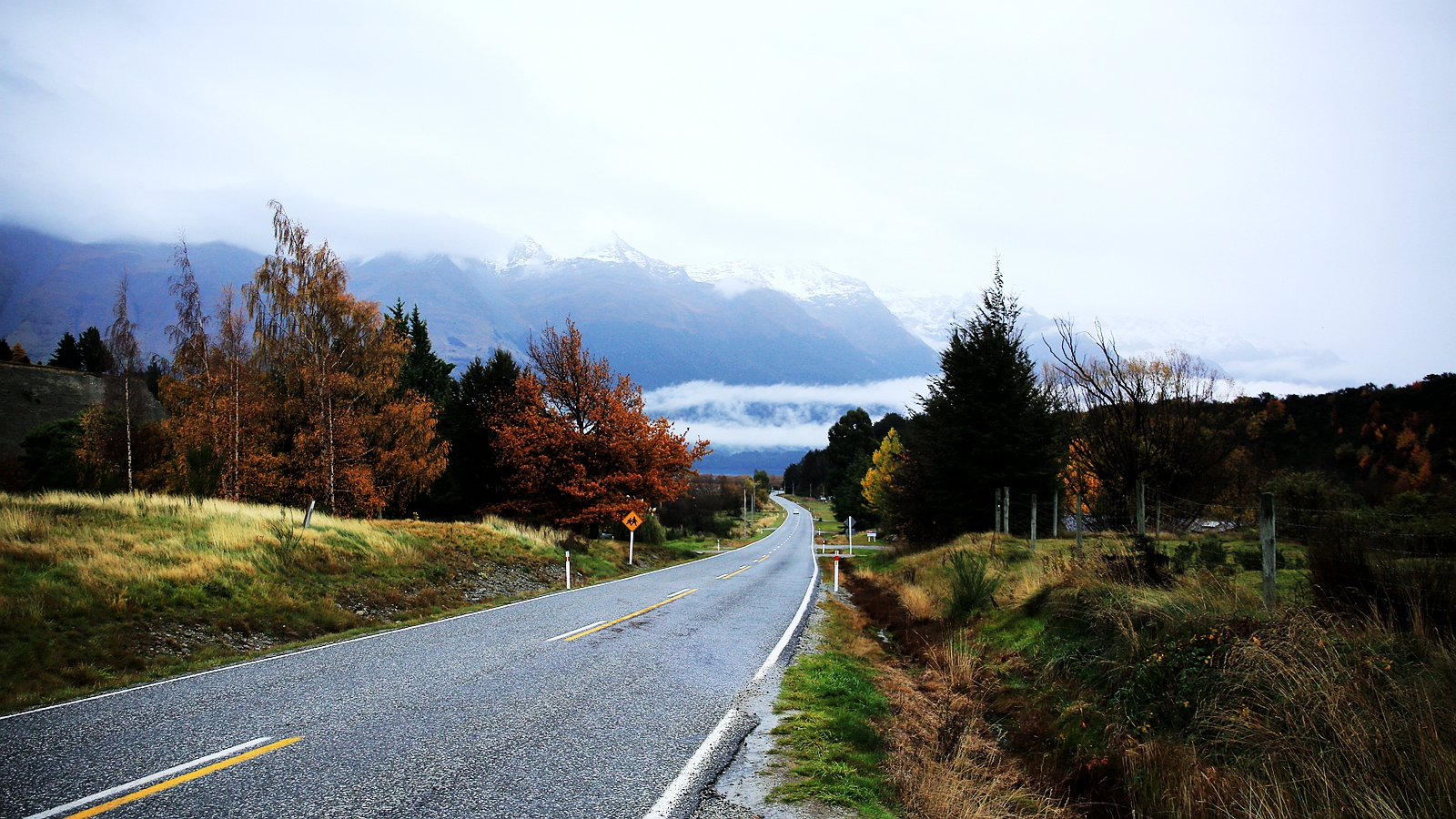 新西兰之路-通往山脚下的公路