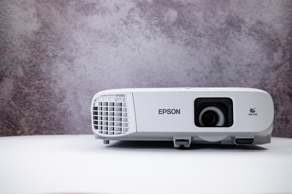 商教两用的专业投影机新选择:探寻 epson 爱普生cb-970 投影机