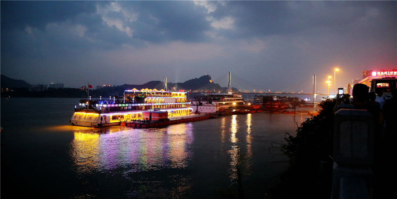 夜色斑斓宜昌滨江夜景