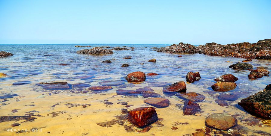 美丽的海南西海岸:棋子湾礁石海滩