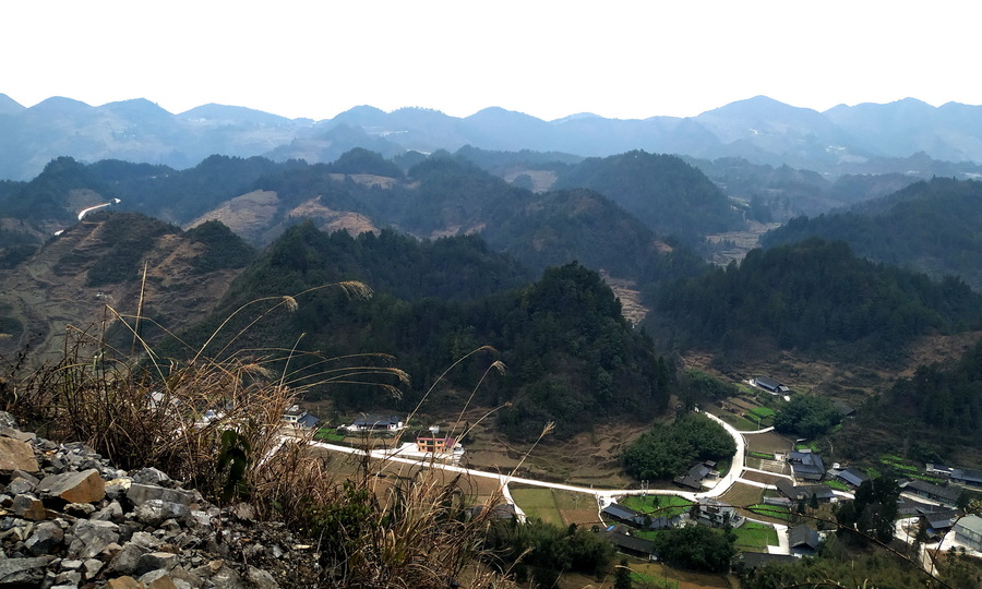 行驶在贵州的大山深处