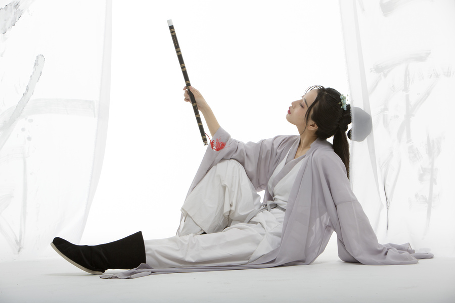 水墨侠女