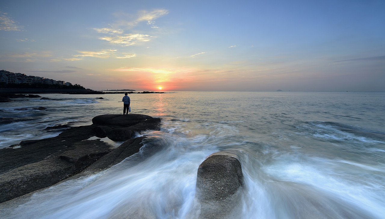 青岛的海边日出