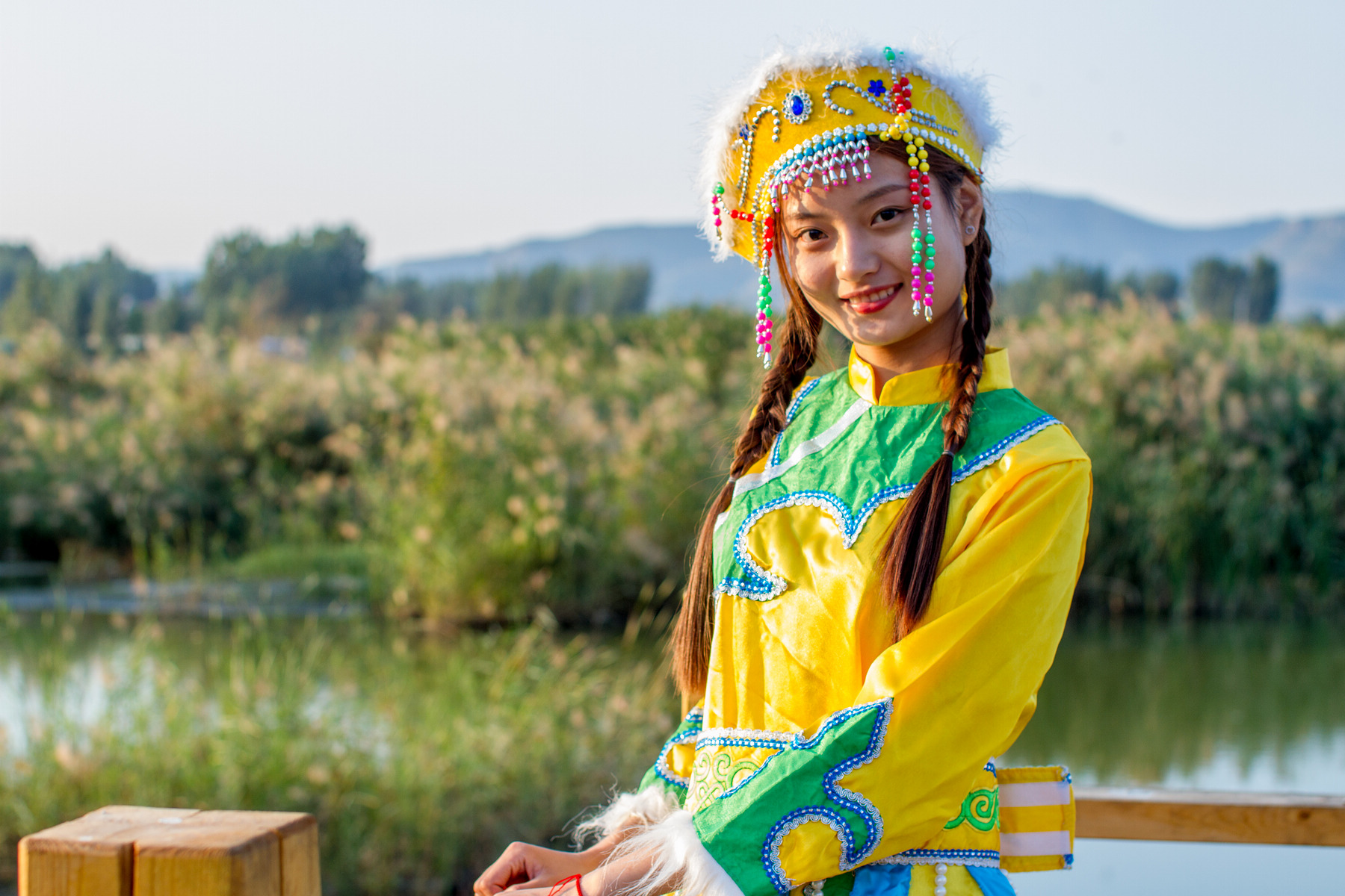 蒙古族服饰正在引领世界时尚新潮流_中国网