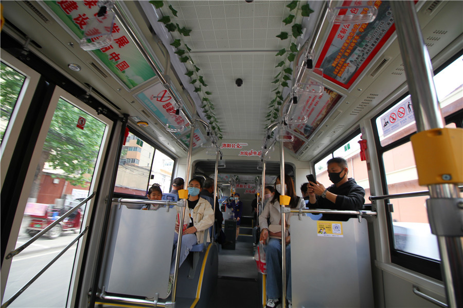 洛阳18米公交车首次亮相中州路