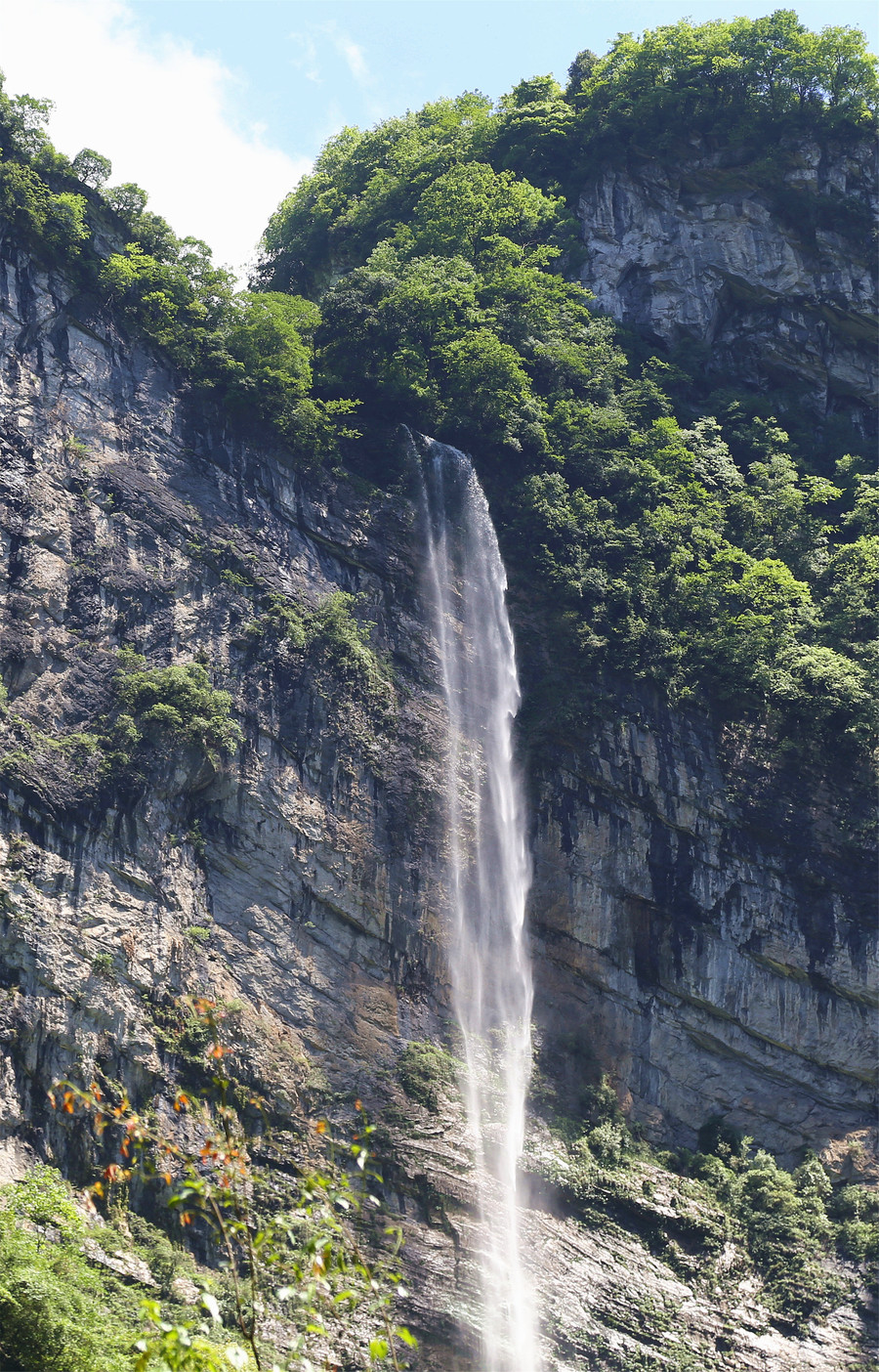 悬峰云岭叠瀑飞:三峡竹海风光