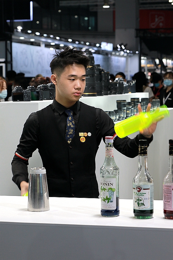 抓拍调酒师