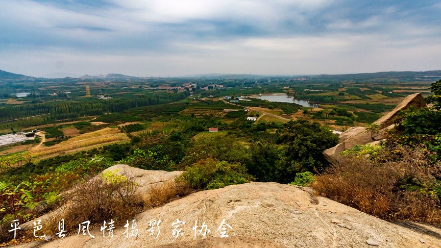 在仲村镇驻地正北10公里处有一座层峦叠嶂钟灵毓秀的山名仙姑山