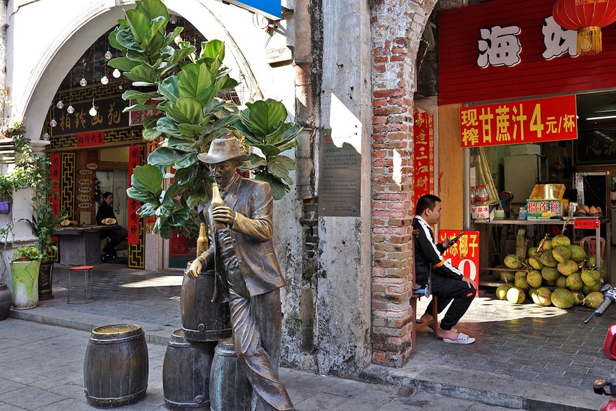 沿街有许多反映北海历史的雕塑《咸水歌》一种自娱自乐的疍家渔歌