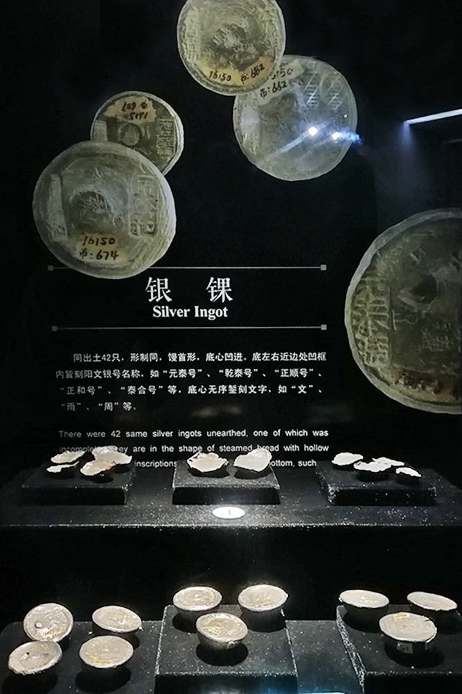 银锞(清).同出土42只,形制同,馒首形,底心凹进.