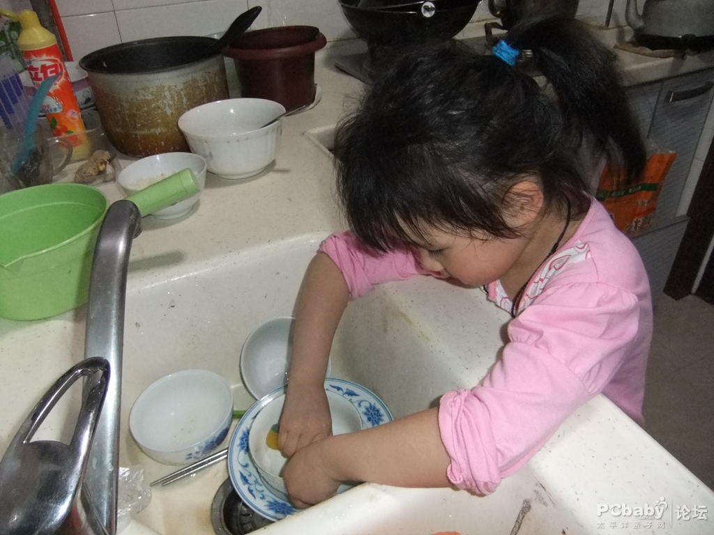 紧紧抓住厨房里洗碗的女人的手图片下载 - 觅知网