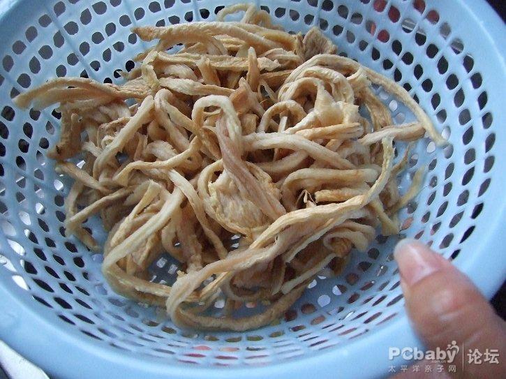 泡过的萝卜干比较湿,得用力拎干,炒出来的会更香 ...