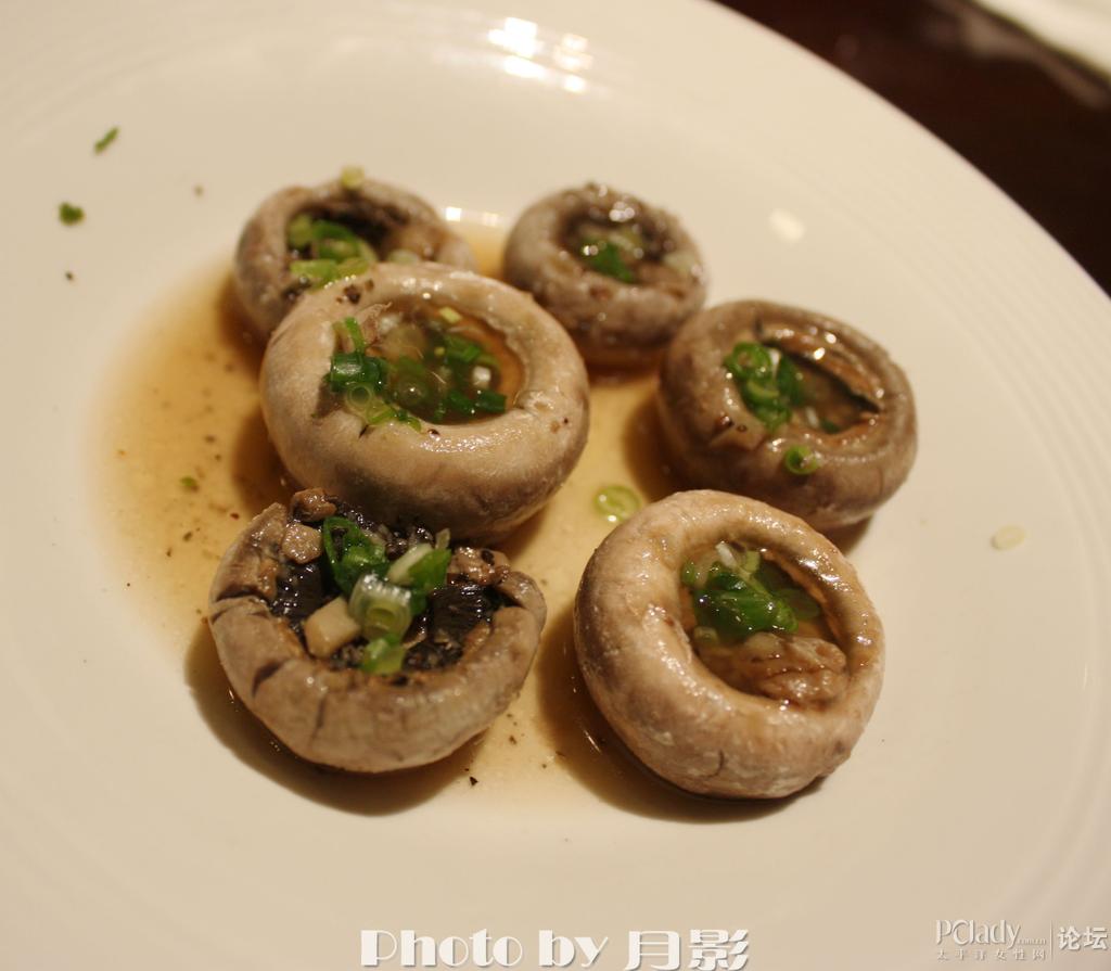汁烤口蘑 口蘑倒着烤,这样里面的汤汁都留着口蘑里 鲜美异常,先喝汤再